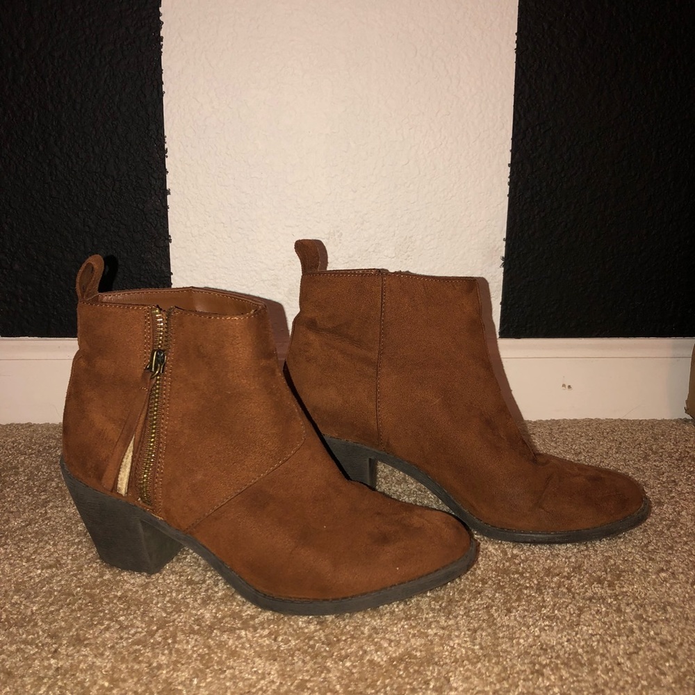 Tan suede ankle boots / booties block heel size 7